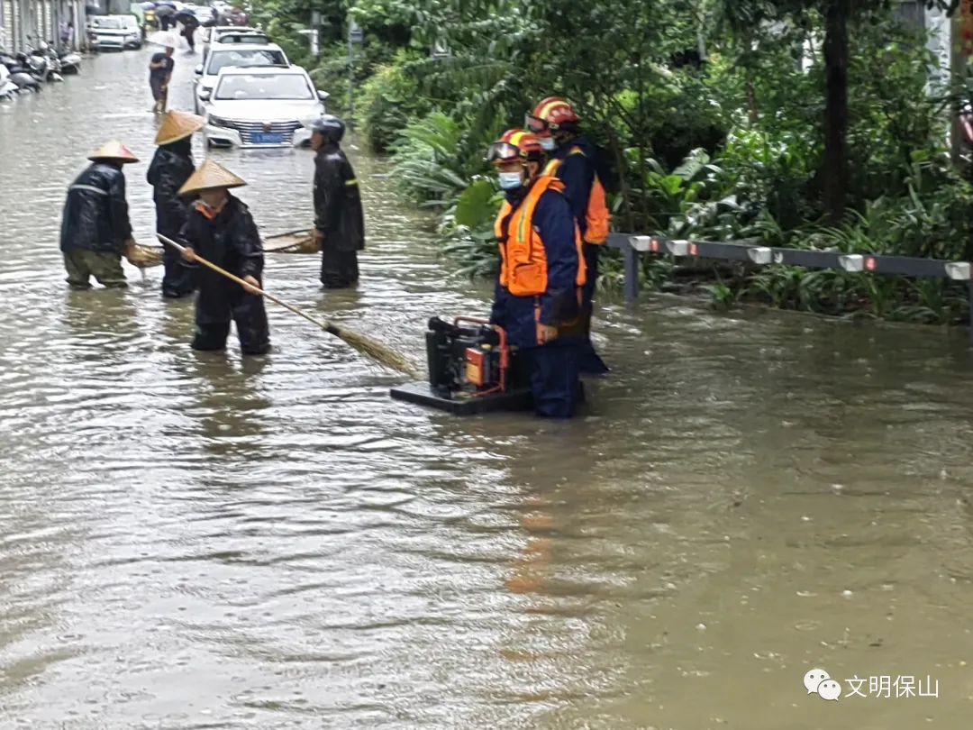 隆阳区消防救援大队：排内涝 保民生